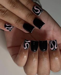 Black Unique Nails, Easy Basic Nails, Overlay Nails Designs Ideas, White And Black Short Nails, Shorties Nails Black, One Finger Nail Design, Short Bday Nails, Short Black Acrylic Nails Designs, Black And Blue Nail Designs