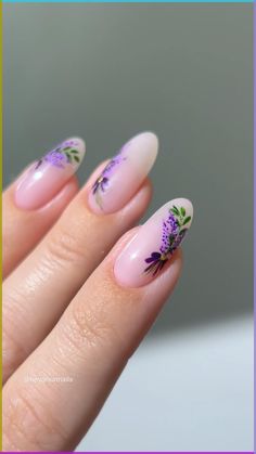 Celebrate the holiday season with these festive Christmas nail art designs! #ChristmasNails #FestiveNailArt #HolidayNails #WinterNails #ChristmasVibes Bouquet Nails, Cute Nails Almond, Floral Nails Tutorial, Almond Nails Nail Art, Nails Lilac, Ombre Nails Tutorial, Disneyland Nails, Bridal Nails Designs, Quick Nail Art