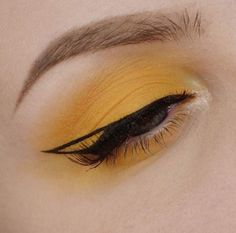 Eyeshadows Ideas, Eyeliner Glitter, Yellow Eyeshadow, Makeup Hacks, Eye Makeup Art, Lemon Drop, Editorial Makeup