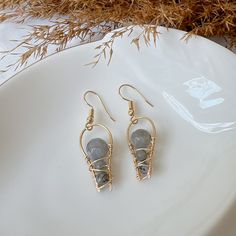 Hammered Wire Jewelry Diy, Hammered Wire Jewelry, Wire Wrapped Jewelry Diy, Wrapped Earrings, Hammered Brass, Diy Wire Jewelry, Handmade Wire Jewelry, Wire Wrapped Earrings, Handmade Wire