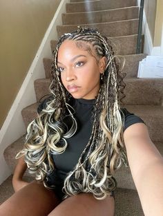 Blond Protective Hairstyles, French Curls Braids Blond And Brown, Brown Mixed With Blonde Hair, Braids Inspo Knotless, Braided Hairstyles Black And Brown, French Curl Cornrow Braids, Cornrow French Curl, Fulani French Braids, Blonde And Brown Mix Braids