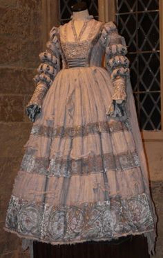 Historical Gowns, Royalty Dress, Medieval Clothes, Old Fashion Dresses, 18th Century Fashion, History Fashion, Iconic Dresses, Beautiful Costumes, Medieval Dress