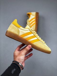 Originally designed for indoor sports, the Adidas Handball sneaker is now a streetwear classic, offering both performance and style. Adidas Handball, Indoor Sports, Go Up, How To Measure, To The End, Good Grips, Choose The Right, Luxury Shoes, Adidas Shoes