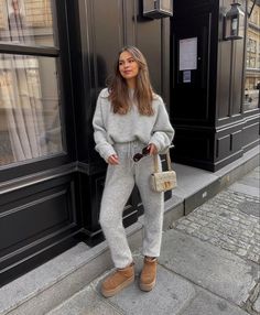 Uggs Outfits, Outfit With Uggs, Look Adidas, Estilo Indie, Skandinavian Fashion, Uggs Outfit, Ootd Ideas, Outfit Trends