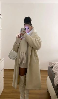 21 Winter Birthday Outfit, Ny Casual Outfit, Nyc Winter Fits Aesthetic, Mother Archetype Style Clothes, Winterwonder Land Outfits, Belgium Winter Outfit, Beige Outfit Black Women, Concert Fits Winter, Boujee Aesthetic Outfits