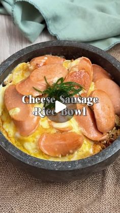 Martin Natadipraja on Instagram: "CHEESE SAUSAGE RICE BOWL

Menu sat set di bawah 20 menit cm dari sisa bahan di kulkas 🫶🏻 mirip kaya oyakodon tapi versi pake sosis dan keju. 

Follow me @martinpraja for more easy recipes. 

Bahan 1 : 
150 GR NASI

Bahan 2 :
2 PCS TELUR 
1 SDM KEJU 
1/4 SDT GARAM 
1/4 SDT MERICA 
1 PCS SOSIS 

Bahan 3 :
2 SDT SOY SAUCE
1 SDT CUKA BERAS (optional) ganti 2 SDM AIR
1/2 SDT GULA 

Minyak

Cara membuat : 
	1.	Kocok telur, keju, garam, dan merica. 
	2.	Panaskan wajan, lalu tumis sosis hingga matang. 
	3.	Masukan campuran bahan 3 kedalam wajan. 
	4.	Masukan telur kedalam wajan.
	5.	Masak hingga matang.
	6.	Sajikan telur diatas nasi."