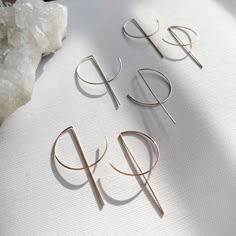 * Hand-shaped geometric wire earrings - unique but minimalist and lightweight! * Simply thread the wire gently through your piercing, no backing needed to keep it in place * Measure about 1" x 1.75" Materials: 14k Gold Filled, Sterling Silver, Rose Gold Filled (waterproof - great for sensitive skin and everyday wear) Threader Earrings Gold, Bijoux Fil Aluminium, Art Jewelry Design, Handmade Silver Jewellery, Silver Earrings Handmade, Diy Wire Jewelry, Wire Work Jewelry, Handmade Jewelry Designs, Geometric Jewelry