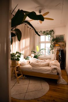 Hier findest duwo Interiorbloggerin Fridlaa ihre Möbel shoppt Earthy Bedroom, Casa Vintage, Cozy Room Decor, Apartment Decor Inspiration, Room Makeover Bedroom, Room Makeover Inspiration, Apartment Inspiration