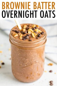 chocolate peanut butter overnight oats in a mason jar with text overlay that reads, brownie batter overnight oats