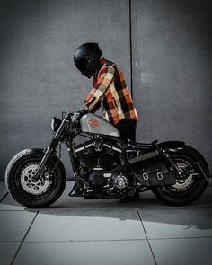 Story on Wheels 📖🏍️ Sportster Bobber 1200, Indian Bobber Motorcycle, Custom Bobbers Old School, Sportster Xl 1200 Custom, Indian Chief Bobber Dark Horse, Moto Style