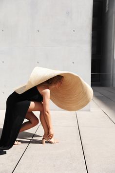 Hat Jacquemus, Straw Hats Outfit, Hat Outfit Summer, Couple Pregnancy Photoshoot, Pool Fashion, Outfits With Hats