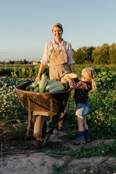 Farmers Working In Field, Women Farmers Outfit, Female Farmer Outfit, Farming Photoshoot, Farmers Outfit Women, Farmer Photoshoot, Farmers Photography, Garden Outfit Ideas, Farmer Aesthetic