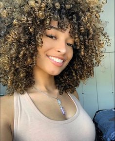 Afro With Highlights, Afro Hair Color, Black Hair With Blonde Highlights, Afro Puff Hairstyles, Blonde Highlights Curly Hair, Curly Tips, Natural Hair Highlights, Dyed Curly Hair, Highlights Curly Hair