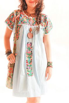 Mexican embroidered dress Look Hippie Chic, Ethno Style, Mexican Fashion, Estilo Hippie, Mode Boho, Elegante Casual, Bohemian Clothes