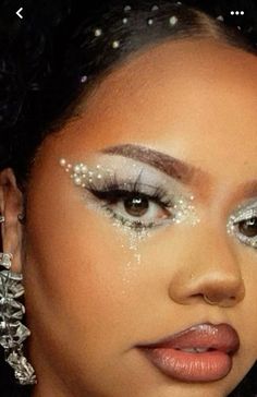 Fun Makeup Ideas Black Women, Black And Gold Fairy Makeup, Mermaid Costume Black Women, Rennaisance Makeup, Fantasy Wedding Makeup, Makeup Looks Lashes, Fairy Looks Makeup, Siren Makeup Black Women, Fairytale Makeup Looks