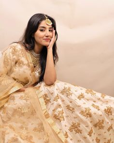 Eid Pose Ideas At Home, Indian Pose, Lehnga Photoshoot Poses, Somya Gupta, Simple Lehenga, Lehenga Designs Simple, Girl Crush Fashion, Indian Photoshoot, Saree Photoshoot