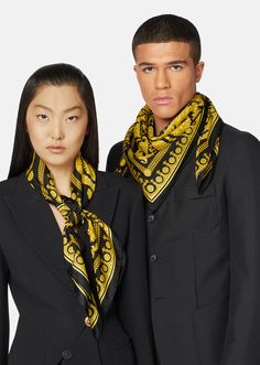 Crafted from pure silk, this foulard features the signature Barocco print. First introduced by Gianni Versace in the early '90s, the print juxtaposes stylised acanthus leaves with a solid background. Versace Vintage, Luxury Clothes Men, Acanthus Leaves, Ways To Wear A Scarf, Scarf Outfit, Vintage Versace, Atelier Versace, Versace Home, Versace Accessories