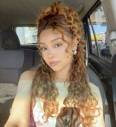 Prom Hairstyles Naturally Curly, Vintage Long Hairstyles, Vintage Curly Hairstyles, Bangs And Braids, Κούρεμα Bob, Dyed Curly Hair, Aesthetic Hairstyles, Blonde Curly Hair, Cute Curly Hairstyles