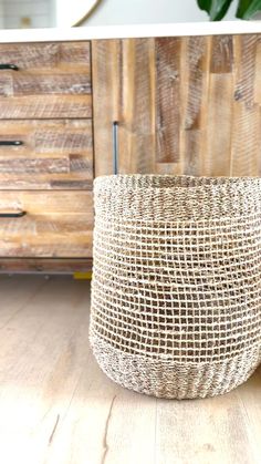 baskets, natural basket, cute home decor, cute baskets, interior styling, interior design, cute home accents, how to decorate your home, decor ideas, modern home decor, minimalist home decor. Floor Basket Decor Ideas, Cute Baskets, Basket Decor Ideas, Basket Farmhouse, Home Decor Ideas Modern, Recycled Decor, Farmhouse Basket, Modern Baskets, Boho Basket