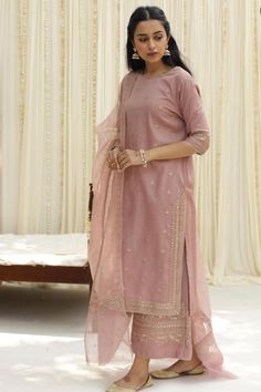 kurta suit set Eid Dress Ideas, Simple Dress Casual, Pink Dupatta, Trendy Outfits Indian, Pakistani Fancy Dresses, Pakistani Dresses Casual, Fancy Dresses Long, Dress Design Patterns