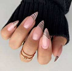 French Alternative Nails, Almond Shape Nail Designs Classy, Gold Tip Nail Designs, Nude Nail Art For Wedding, Contrast Nails Color Combos, Nail Art Colore, Spring Summer 2023 Nail Trends, Melanin Nails Dark Skin, Neutral Tip Nails