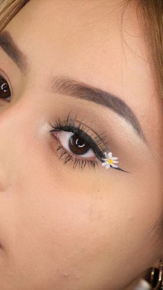 Flower Eyeliner, Eyes Makeup Looks, Make Up Designs, Eyeliner Tips, Mac Lipsticks, Cute Eye Makeup, Face Art Makeup, Make Up Inspiration, Make Up Videos