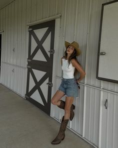 Outfits With White Top, Shorts And Cowboy Boots Outfit, White Top Outfit, Biker Boots Outfit, Traje Cowgirl, Cowboy Outfit, Outfit Botas