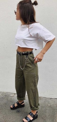 12 looks simples e estilosos para dias de pressa - #GuitaModa. Top cropped branco, cinto preto com corrente, calça cargo verde militar, sandália birken plataforama Asos Outfit Ideas, Army Pants Outfit, Army Pants, Outfit Challenge, Cargo Pants Outfit, Cropped Tops, Complete Outfits, Looks Style, Looks Vintage