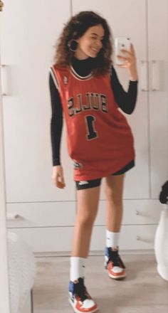 Basketball Tshirt Outfit Women, Basketball Dress Outfit, How To Style Basketball Shorts Women, Basketball Shirt Outfit Women, Styling Basketball Jerseys, Basketball Outfit Girl, How To Style Basketball Jerseys, Oversized Basketball Jersey Outfit Women