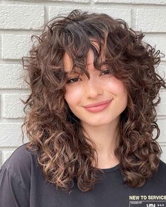 Shaggy Curly Hair with Fringe INSTAGRAM @NUBIAREZO A shaggy crop with a fringe looks incredible with curly hair and on a square face! If you’re lucky enough to have both, this is a cut you have to try. To flawlessly finish this look, add in a sculpting product before air drying or diffusing. EuforaStyle’s “Sculpture” Glaze is a great choice as it defines and de-frizzes curls without weighing them down. Bangs For Square Face, Curly Hair Trends, Square Face, Hairdos For Curly Hair, Curly Hair Inspiration, Curly Hair With Bangs