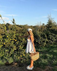 Fashion • Instagram Farm Girl Outfits Aesthetic, Farm Daughter Aesthetic, Farm Mum Aesthetic, Italian Aesthetic Outfit, Farm Outfit, Farmer’s Daughter Aesthetic Outfits, Farmers Daughter Aesthetic Coquette, Cowgirl Photoshoot, Tennessee Girls