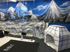 an iceberg themed room is painted with blue and white paint on the walls, along with snow covered mountains