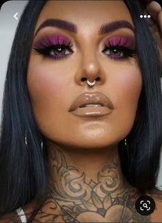 Dark Elegant Eye Makeup, She Glam Makeup Products, Dark Lip Makeup Look, Sarah Cabrera, Trending Makeup Looks, Beautiful Makeup Looks, Fashion Outfits Dresses, Bold Makeup Looks, Girl Lifestyle