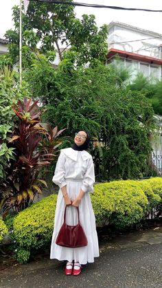 Pose Ootd, White Pants Outfit, Hijab Wear, Outfits Hijab, Girly Outfit, Hawaii Outfits