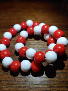 Kyo's protective seal bracelet is made with red and white wooden beads. Available in small or large size Mini Rosaries, Glass Bracelet, Green Crystals, Wooden Beads, Custom Items, Stretch Bracelets, Large Size, Etsy Gifts, Red And White