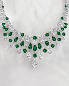 Within this high jewellery necklace, exceptional stones radiate outwards in a striking fusion of gemstone expertise and unrivalled hand-craftsmanship for which Graff is renowned. #GraffDiamonds Jewelry Cartier, Beautiful Diamond Necklace, Diamond Jewelry Set, Fancy Jewelry Necklace, Jewellery Design Sketches