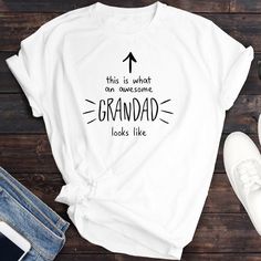 This is what an awesome grandad looks like t-shirt This perfect grandpa t-shirt in premium quality and ultra soft will create a big smile. Funny Sister Gifts, Funny Grandpa Shirt, Super Papa, Mum Mug, Papa T Shirt, Grandpa Funny, Sisters Funny, Gifts For Uncle, Gift For Grandpa