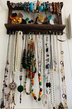 Rustic Wooden Jewerly Shelf Jewellery Display Ideas Home, Vintage Necklace Holder, Accessory Wall Display, Wooden Necklace Holder, Diy Wood Jewelry Holder, Necklace Storage Ideas, Necklace Display Ideas, Necklace Wall Display, Diy Wooden Shelf