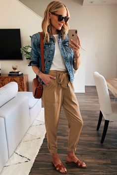 Beige Joggers, Joggers Outfit Women, Khaki Pants Outfit, Black Frock, Khaki Joggers, Pants With Belt, Frock Style, Joggers Outfit, Fashion Jackson