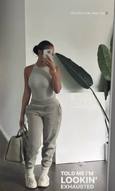 Cabin Trip Outfit Summer, Cabin Trip Outfit Black Women, Basic Baddie Outfits, Girl Airport, Minimalist Fits, Runners Outfit, Jogger Outfit, Looks Hip Hop, Cabin Vibes