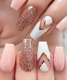 Stunning peachy pink nails with sparkly and white design accent nails using striping tape! Rose Gold Nails Glitter, Nagellack Trends, Gold Glitter Nails, Gold Nail, Rose Gold Nails, Nail Swag, Pretty Nail Art, Glitter Nail Art, Nail Arts