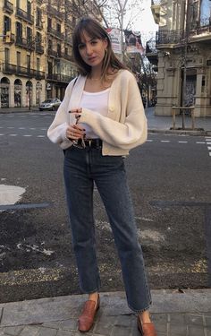 Jeans Spring 2024, Spring Work Outfits 2024, Spring Parisian Style, High Rise Jeans Outfit, Parisian Outfit, Parisian Outfits, Looks Pinterest, Chic Jeans, Europe Outfits