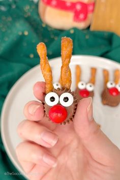 Adorable peanut butter cup reindeer treats made with miniature Reese's cups, pretzels, and M&Ms. Reindeer Table Favors, Reindeer Pudding Cups, Gingerbread Snacks For Kids, Reindeer Themed Food, Pretzels Sticks, Reindeer Cupcakes