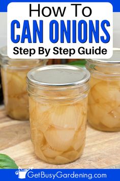 clear mason jars with lids filled with onion chunks in canning solution Canned Onions Recipe, Canning Onions Recipes, Canning Onions And Peppers, Onion Soup Canning, Canning Onion Relish, Canning Vidalia Onions Recipes, Canning Carmelized Onion, Canned Onions, Can Onions