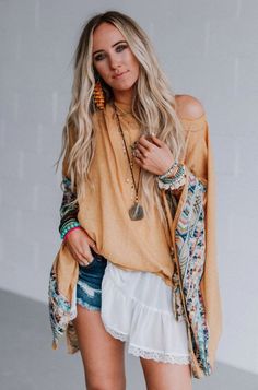 Geometric Embroidered Sleeve KimonoFits True To Size - Alexa is 5' 8 Boho Poncho Outfit, Poncho Outfit Summer, Poncho Outfit, Road Trip Outfit, Goddess Style, Three Bird Nest, Boho Style Outfits, Boho Aesthetic, Boho Chic Outfits