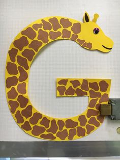 the letter g is made out of paper with a giraffe head on it