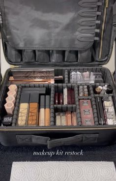 Mua Aesthetic, Pro Makeup Kit, Mua Kit, Makeup Artist Career, Makeup Room Design, Mac Makeup Lipstick, Makeup Artist Bag, Makeup Studio Decor, Beauty Careers