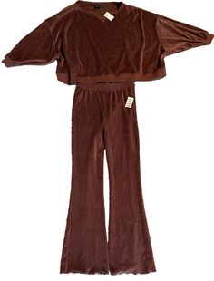 Elevate your activewear game with this stylish Out From Under sweatpants set, exclusively made for Urban Outfitters. This set features a comfortable and trendy brown sweatpants with a 32-inch inseam and a matching top, perfect for a casual day out with friends or a cozy evening at home. The size medium outfit is tailored for women and is made for regular use. The Urban Outfitters sweatpants set is perfect for all occasions, thanks to its versatile design. The outfit is designed with quality materials and includes an array of features like a comfortable fit, brown color, and sweatpants style. This chic and stylish outfit is sure to be your go-to activewear set, making it a must-have in your wardrobe. Urban Outfitters Relaxed Fit Pants For Loungewear, Urban Outfitters Casual Loungewear Pants, Casual Loungewear Pants By Urban Outfitters, Casual Loungewear Pants From Urban Outfitters, Casual Urban Outfitters Pants For Loungewear, Casual Brown Pants By Urban Outfitters, Casual Brown Pants From Urban Outfitters, Urban Outfitters Casual Brown Pants, Urban Outfitters Stretch Pants For Loungewear