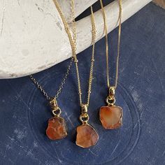 So simple and so cool with an earthy boho vibe! Absolutely gorgeous and and one-of-a-kind genuine carnelian crystals are set in a 14k gold plated bezel. The back of the setting is open to allow light to shine through these beautiful stones. . Each pendant is made from genuine carnelian and set by hand so no two are exactly alike. Soulful, earthy, and oh so cool.Carnelian is a birthstone for August and the zodiac sign Virgo.*Choose your chain- Options for 16" satellite chain with extender, 16" bo Earthy Necklace Aesthetic, Carnelian Aesthetic, Raw Carnelian, Necklace Real Gold, Multiple Necklaces, Raw Stone Earring, Raw Stone Jewelry, Arrowhead Necklace, Carnelian Jewelry