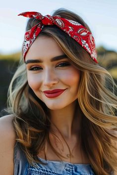 Kopftuch Frisuren: 46+ Styles » Bandana Stirnband mit Wellenfrisur ✓ Zopf mit Bandana ✓ Pferdeschwanz mit Bandana Halstuch ✓ Messy Bun mit Bandana ✓ Locken bandana Frisur [ ➳ Jetzt inspirieren lassen! ] Knitting Tattoo, Classic Bob Hairstyle, Hair Bandana, Rock Hairstyles, Summer Braids, Types Of Hair, Choppy Bob Hairstyles, Hairstyle Trends, Bandana Headband